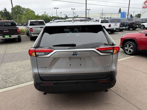 Used 2021 Toyota RAV4 LE AWD/4WD image 5