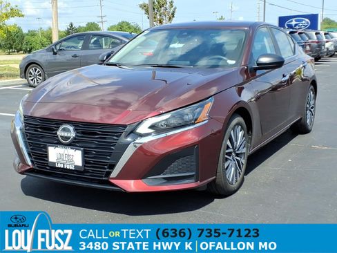 Used 2025 Nissan Altima 2.5 SV FWD image 2