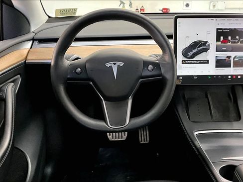 Used 2023 Tesla Model Y Performance image 8