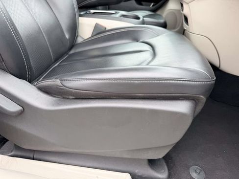 Used 2023 Chrysler Pacifica Touring-L FWD image 9