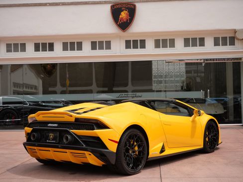 Used 2024 Lamborghini Huracan EVO AWD/4WD image 3