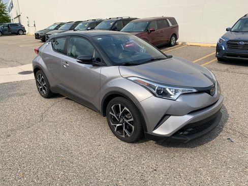 Used 2019 Toyota C-HR XLE FWD image 2