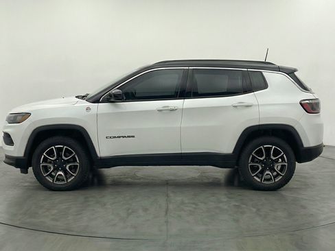 Used 2025 Jeep Compass Trailhawk AWD/4WD image 5