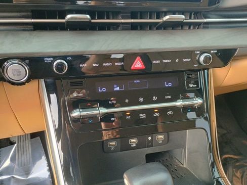 Used 2024 Kia Carnival EX FWD image 30