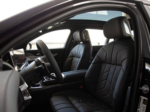 Used 2025 BMW 760i xDrive w/ Executive Package image 15