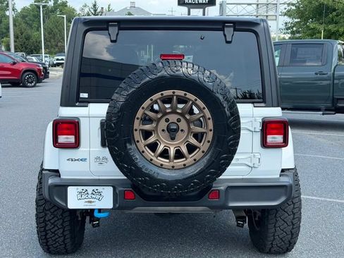 Used 2024 Jeep Wrangler Unlimited w/ Convenience Group AWD/4WD image 12