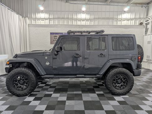 Used 2018 Jeep Wrangler Unlimited Sahara AWD/4WD image 2