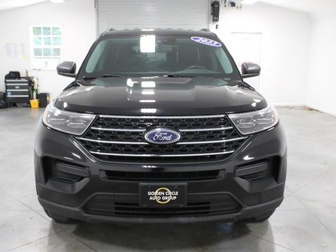 Used 2023 Ford Explorer XLT AWD/4WD image 3