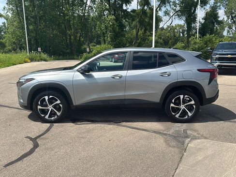 Used 2024 Chevrolet Trax RS w/ Driver Confidence Package FWD image 2