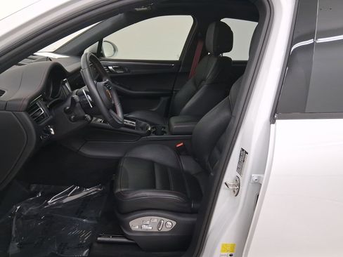 Certified 2025 Porsche Macan GTS image 5