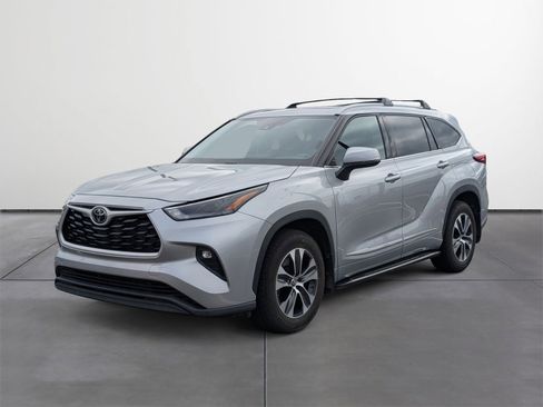 Used 2022 Toyota Highlander XLE image 2