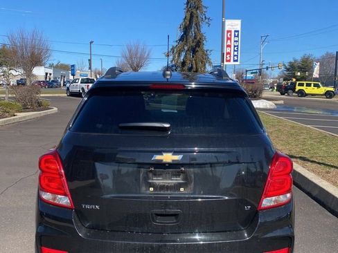 Used 2020 Chevrolet Trax LT w/ Sun & Sound Package image 5