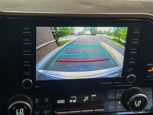 Used 2021 Toyota Highlander LE AWD/4WD image 27