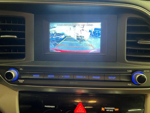 Used 2019 Hyundai Elantra SE FWD image 22