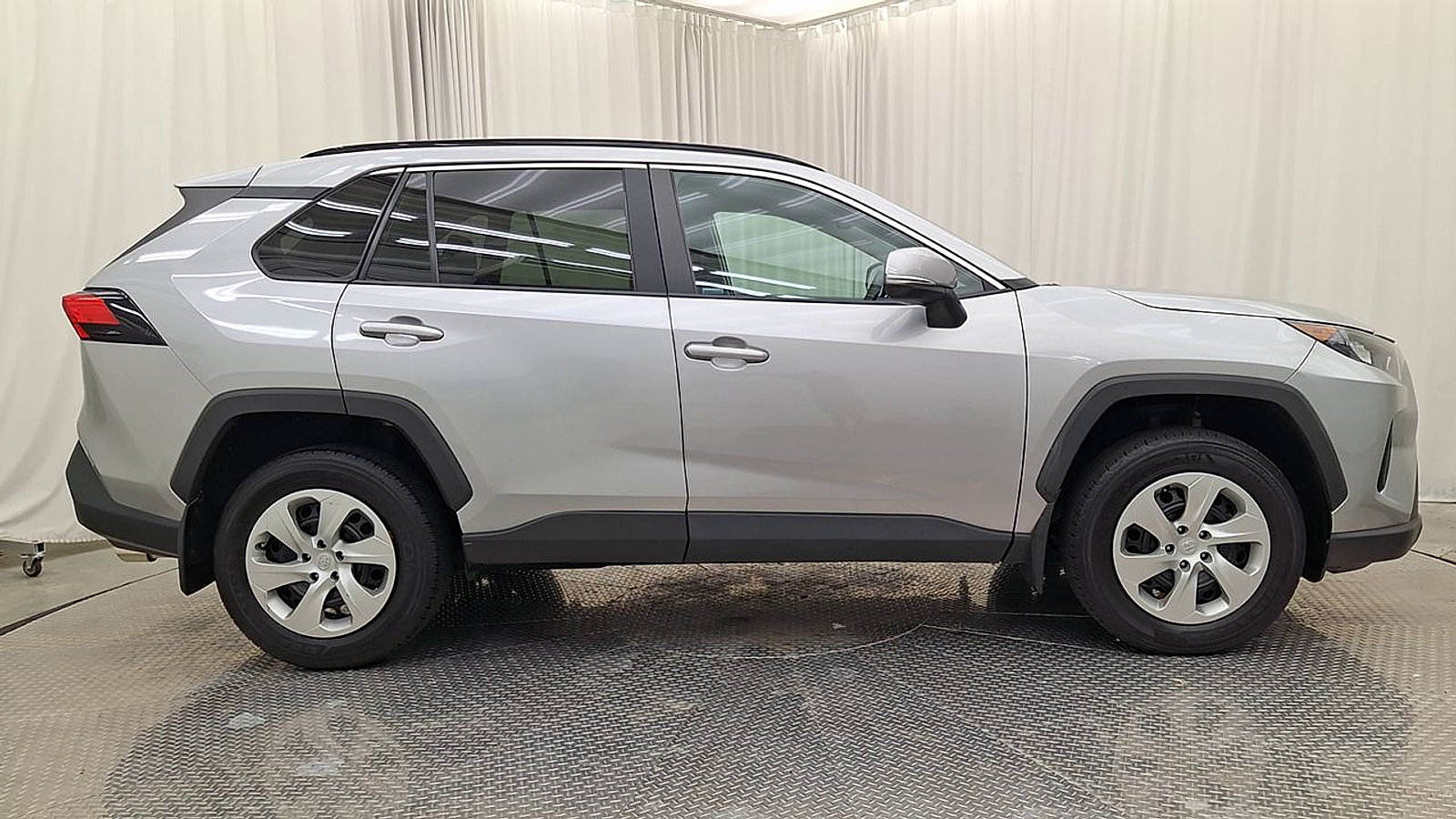Used 2021 Toyota RAV4 LE AWD/4WD image 6