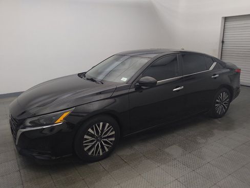 Used 2023 Nissan Altima 2.5 SV w/ SV Premium Package FWD image 2