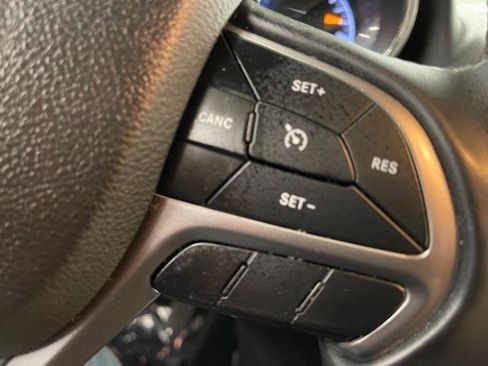 Used 2021 Jeep Grand Cherokee Laredo AWD/4WD image 22