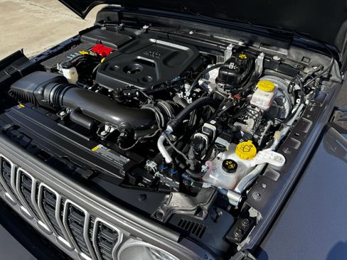 Used 2025 Jeep Wrangler Sahara image 34