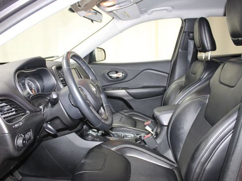 Used 2019 Jeep Cherokee Latitude Plus w/ Cold Weather Group AWD/4WD image 16