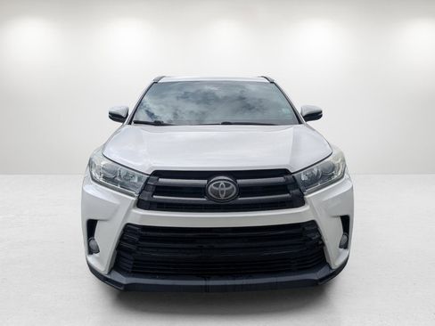 Used 2018 Toyota Highlander SE image 2