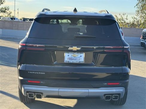 Used 2025 Chevrolet Traverse LT image 3