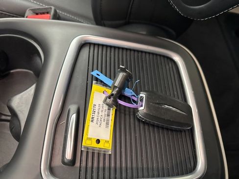 Used 2024 Chrysler Pacifica Touring-L image 29