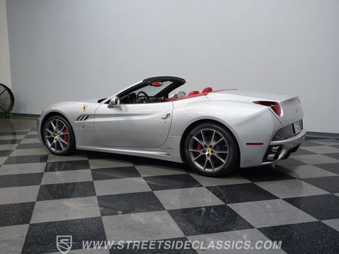 Used 2010 Ferrari California RWD image 9