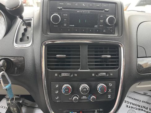 Used 2012 Dodge Grand Caravan SXT FWD image 16