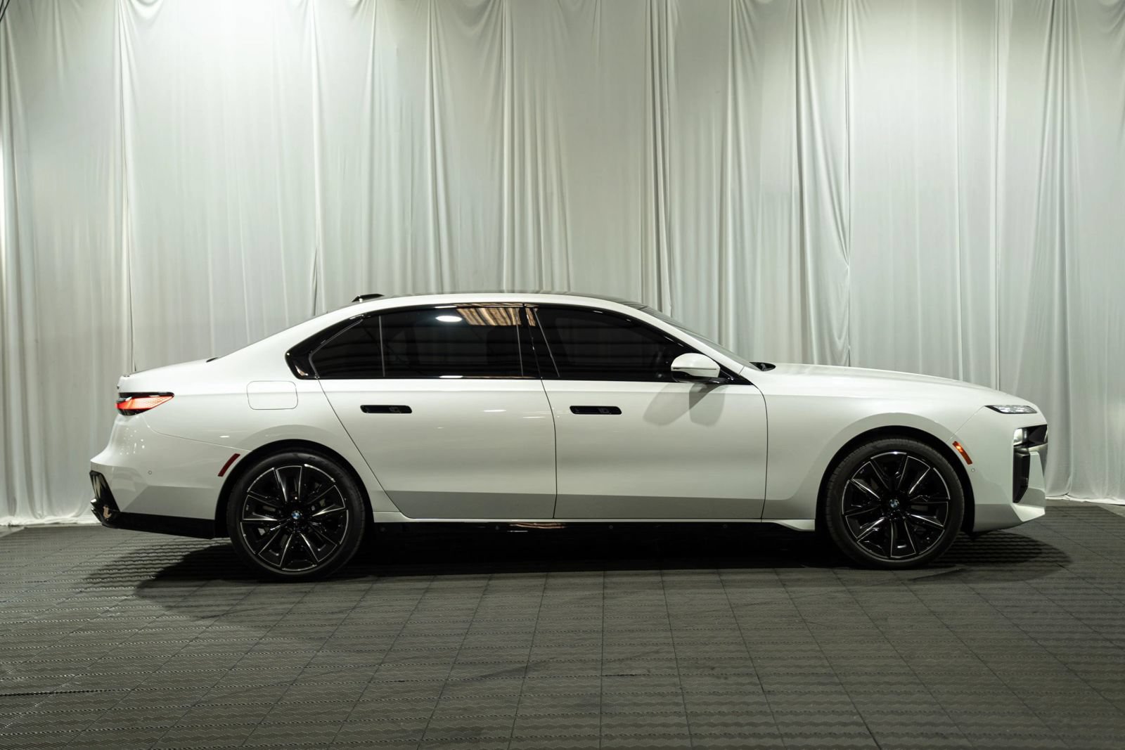 Used 2023 BMW 760i xDrive AWD/4WD image 6