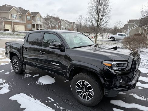 Used 2023 Toyota Tacoma TRD Sport w/ TRD Premium Sport Package image 3