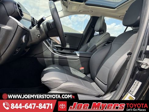 Used 2025 Mercedes-Benz C 300 Sedan image 26