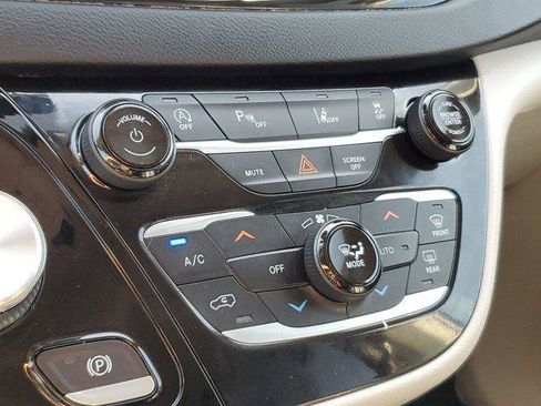 Used 2023 Chrysler Pacifica Touring-L FWD image 26