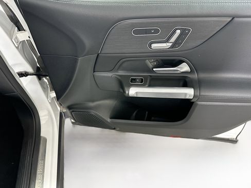 Used 2023 Mercedes-Benz GLB 250 image 31