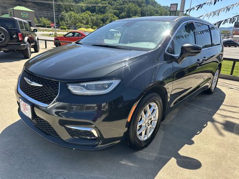 Used 2024 Chrysler Pacifica Touring-L FWD image 2