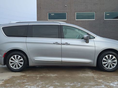 Used 2018 Chrysler Pacifica Touring-L image 8