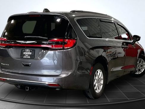 Used 2022 Chrysler Pacifica Touring-L FWD image 2