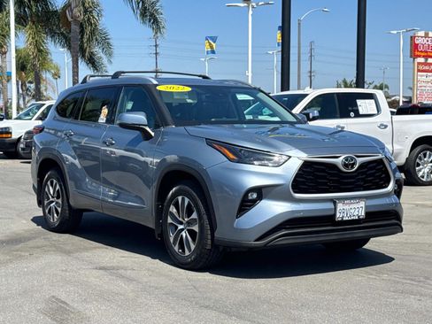 Used 2022 Toyota Highlander XLE image 3