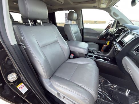 Used 2019 Toyota Sequoia Platinum w/ Four Season Floor Mat Package image 13