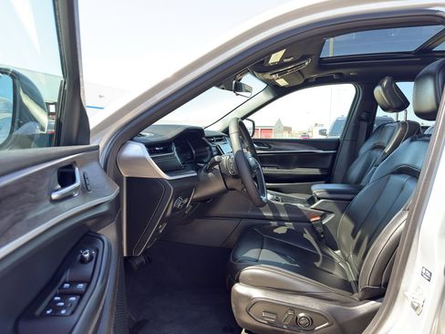 Used 2025 Jeep Grand Cherokee Limited w/ Black Appearance Package AWD/4WD image 11