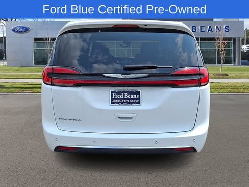 Used 2023 Chrysler Pacifica Touring-L FWD image 6