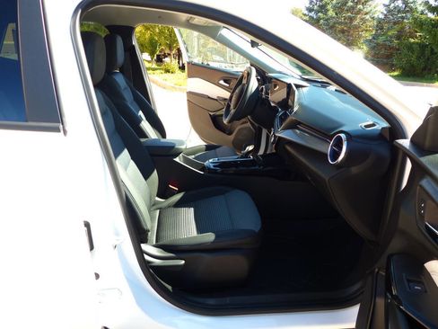 Used 2025 Chevrolet Trax LT image 40