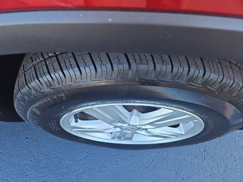 Used 2021 Chevrolet Trax LT w/ LT Convenience Package image 3