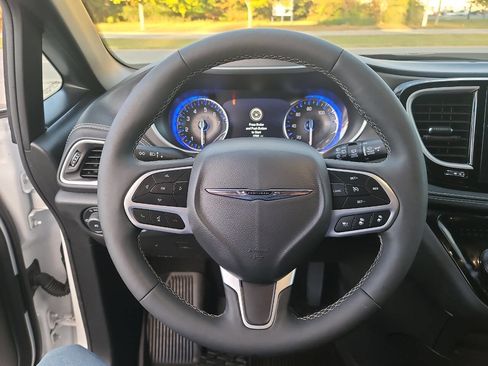 Used 2025 Chrysler Pacifica Select image 13