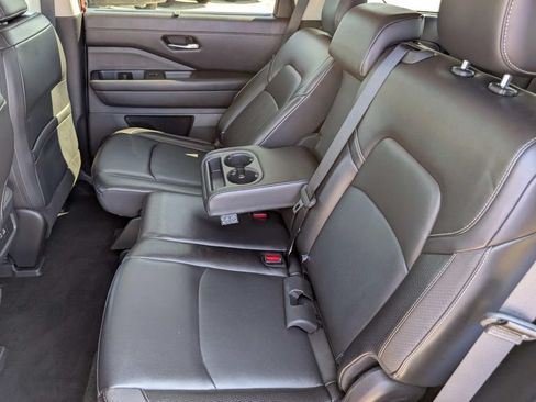 Used 2024 Nissan Pathfinder SL FWD image 19