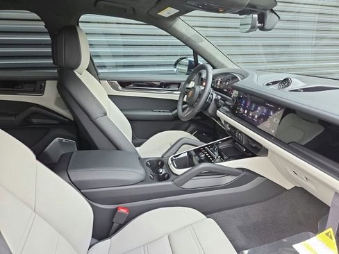 New 2026 Porsche Cayenne GTS AWD/4WD image 18