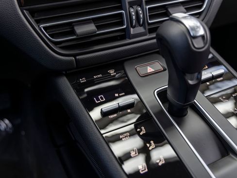 Certified 2026 Porsche Macan AWD/4WD image 45