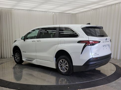 Used 2022 Toyota Sienna XLE image 21