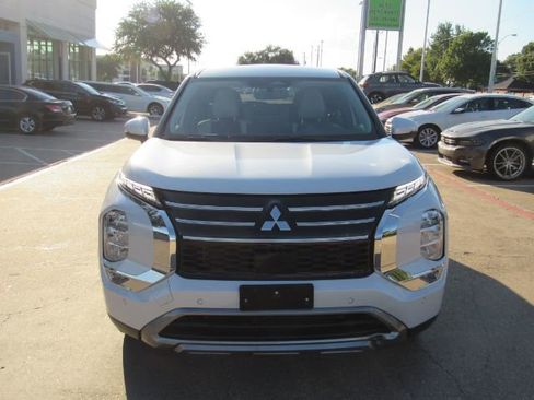 Used 2025 Mitsubishi Outlander SE image 2