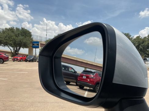 Used 2025 Nissan Rogue SV FWD image 19