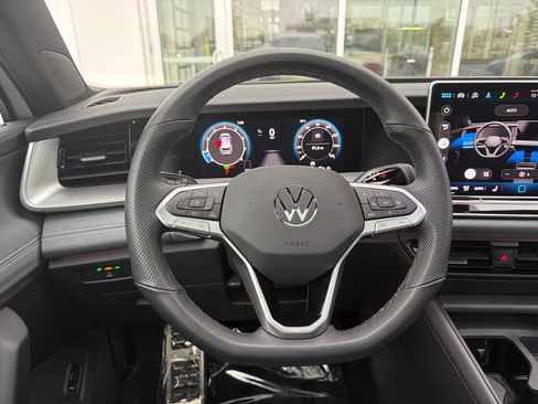 Certified 2025 Volkswagen Tiguan SE R-Line AWD/4WD image 17